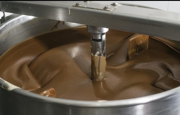 Loading and unloading of cocoa mixer for confectionery products with pneumatic conveyor