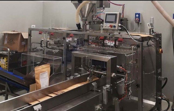 Alimentation ligne de conditionnement pour gâteaux avec convoyeur pneumatique