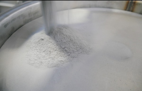 Carga y descarga de la criba vibratoria para la producción de caramelos
