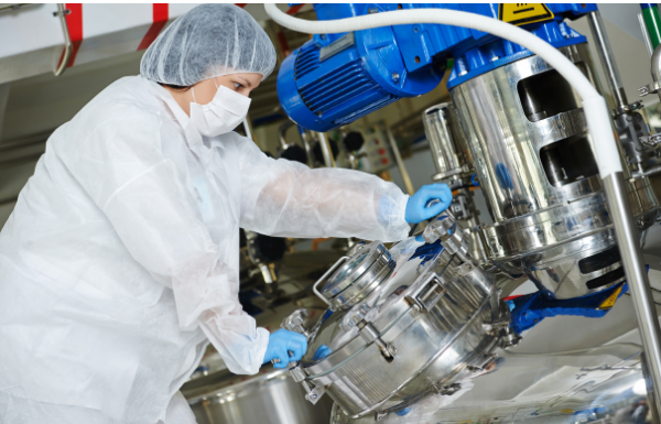 Chargement et déchargement de mélangeur dans l'industrie pharmaceutique avec convoyeur pneumatique