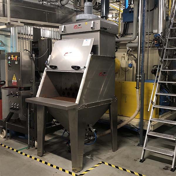 Svuota sacchi ventilata apertura portello per scarico cacao in polvere