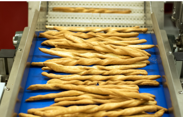 Alimentazione confezionatrice per prodotti da forno con trasportatore pneumatico
